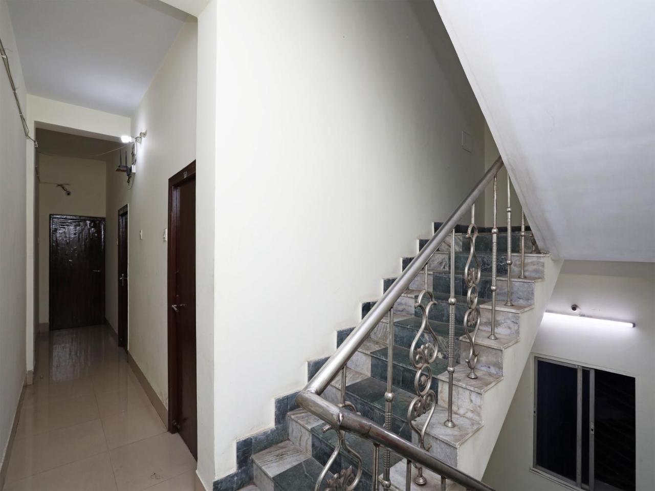 Oyo 13906 Vinita Inn Santragachi Luaran gambar